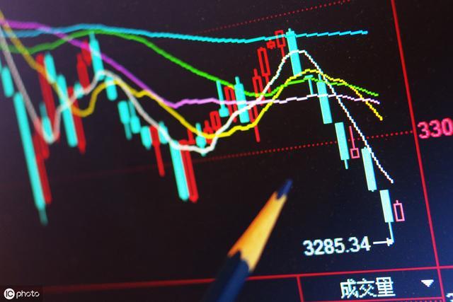 柳覃高速公路首片预制箱梁成功浇筑